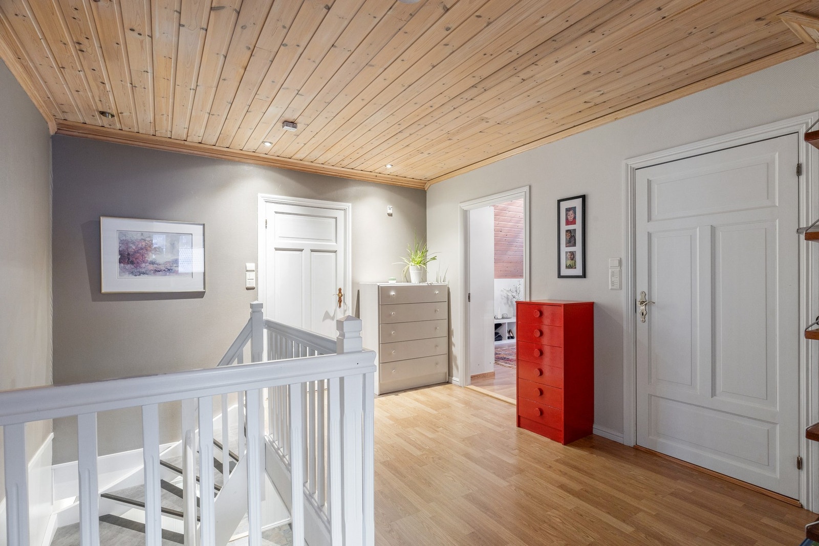 Fra trappen kommer man opp i en stor gang som binder alle rommene i andre etasje effektiv sammen. Galleribilde