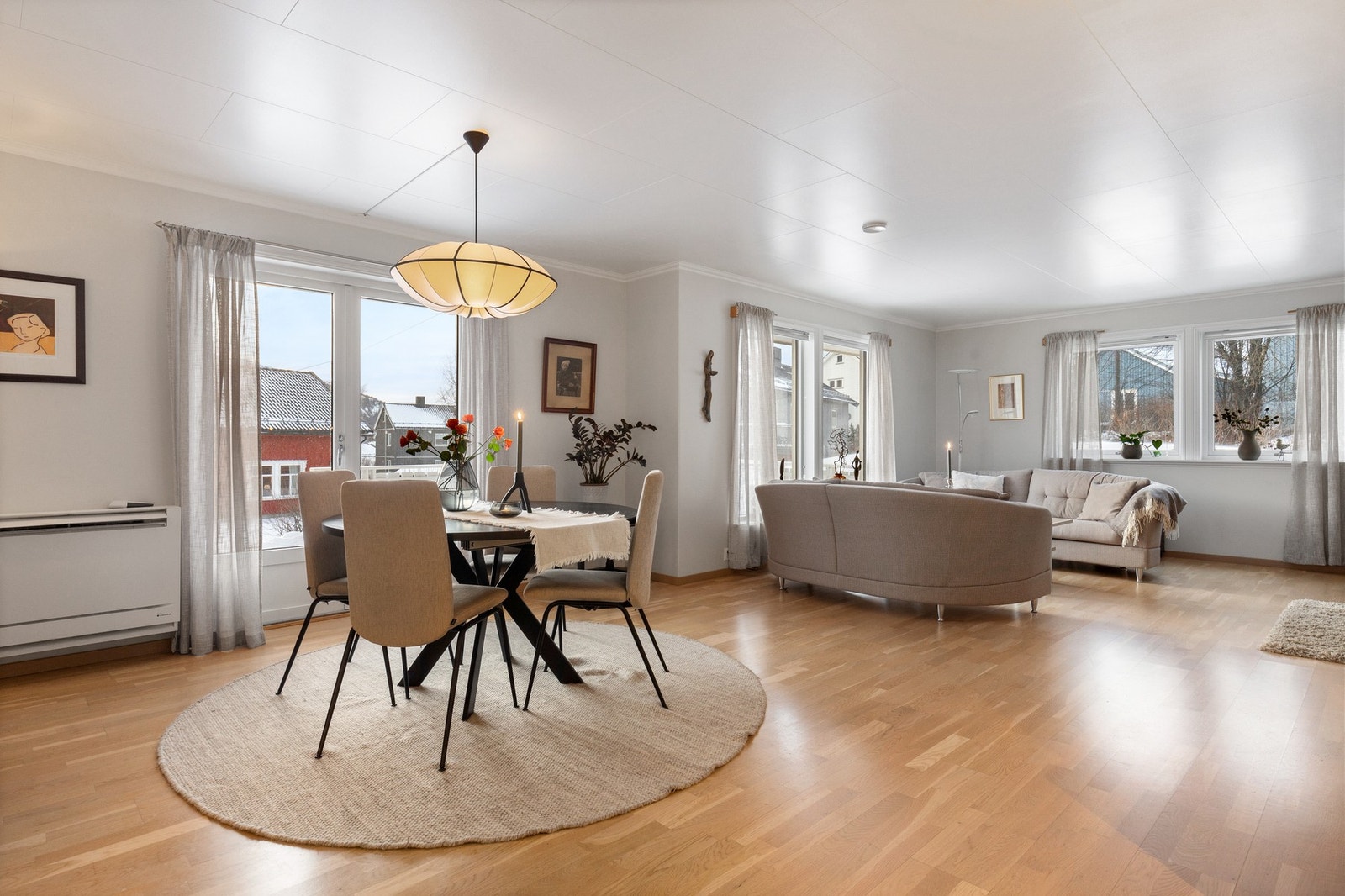 Videre beveger vi oss inn i stuen, boligens hjerte. Rommet er gjennomlyst, innbydende og har god plass til flere sosiale soner. Luft-til-luft varmepumpe av merket Panasonic fra 2019 i stuen. Service ble utført i 2024. Galleribilde