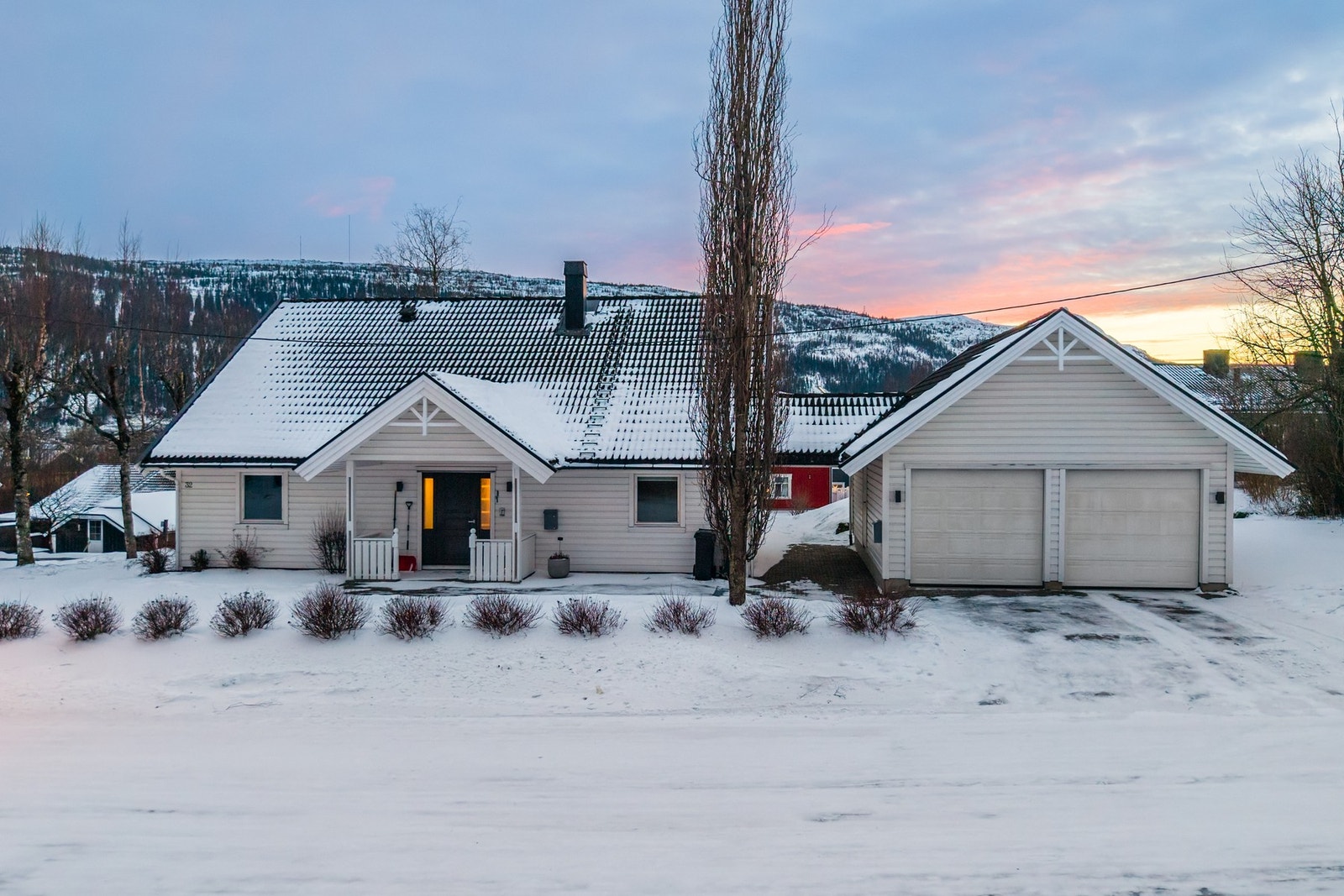 Boligen er oppført i 1996 på støpt plate og inneholder 4 soverom, 2 stuer, 2 bad, badstue, eget vaskerom, romslig dobbelt garasje m.m. Galleribilde