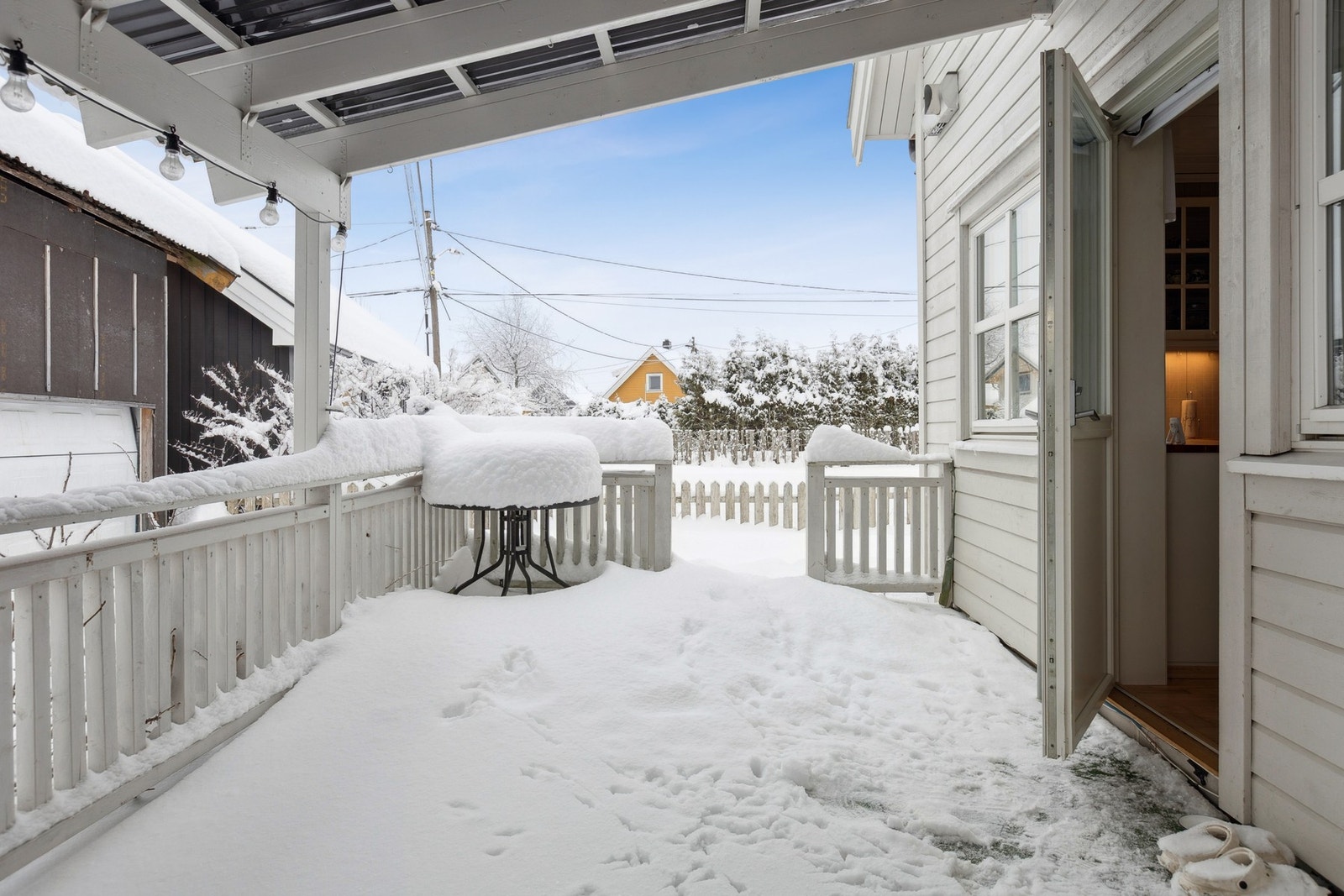 Godt egnet for både avslapning og sosiale sammenkomster i sommerhalvåret. Galleribilde