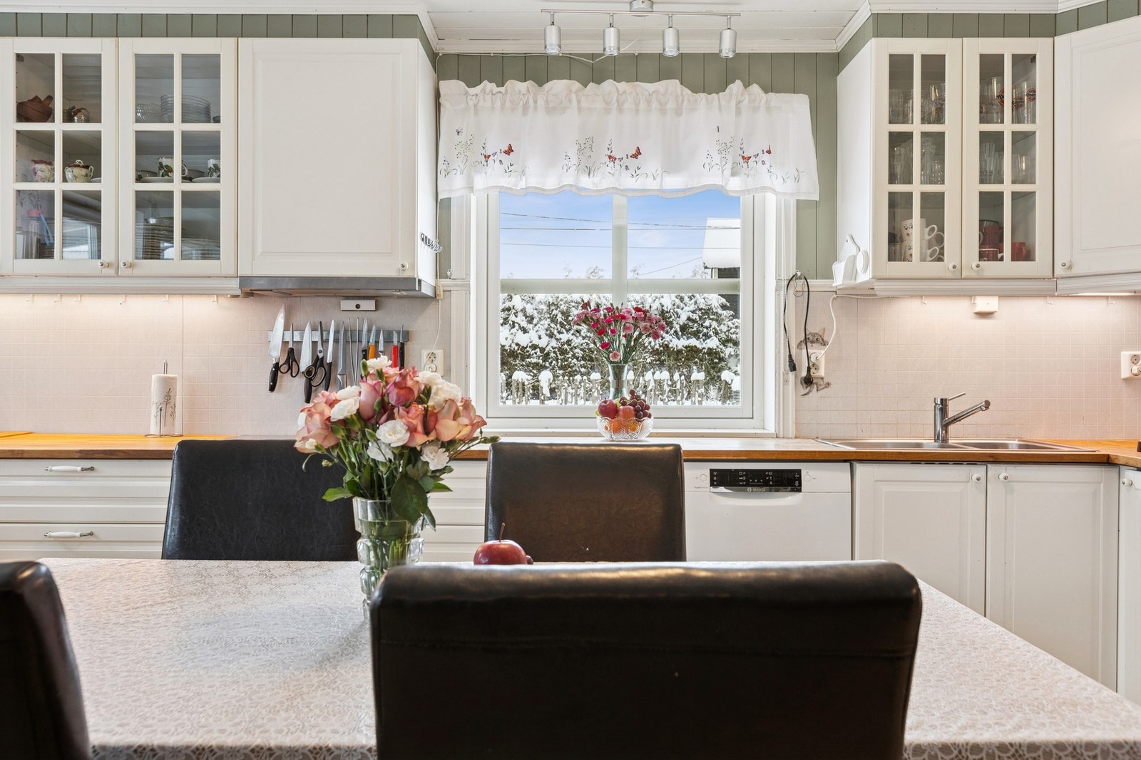 Praktisk utforming med plass til spisebord. Galleribilde