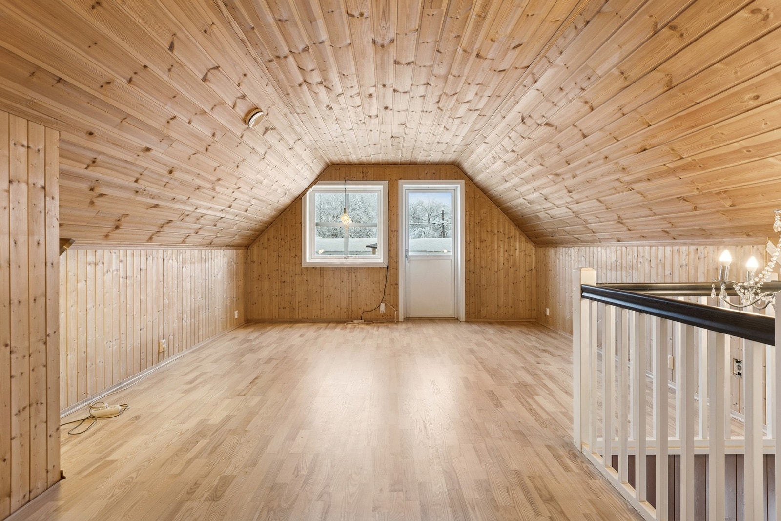 I andre etasje har du utgang til terrasse/altan over garasjen på hele 18 m2 som byr på gode ute oppholdsmuligheter. Galleribilde