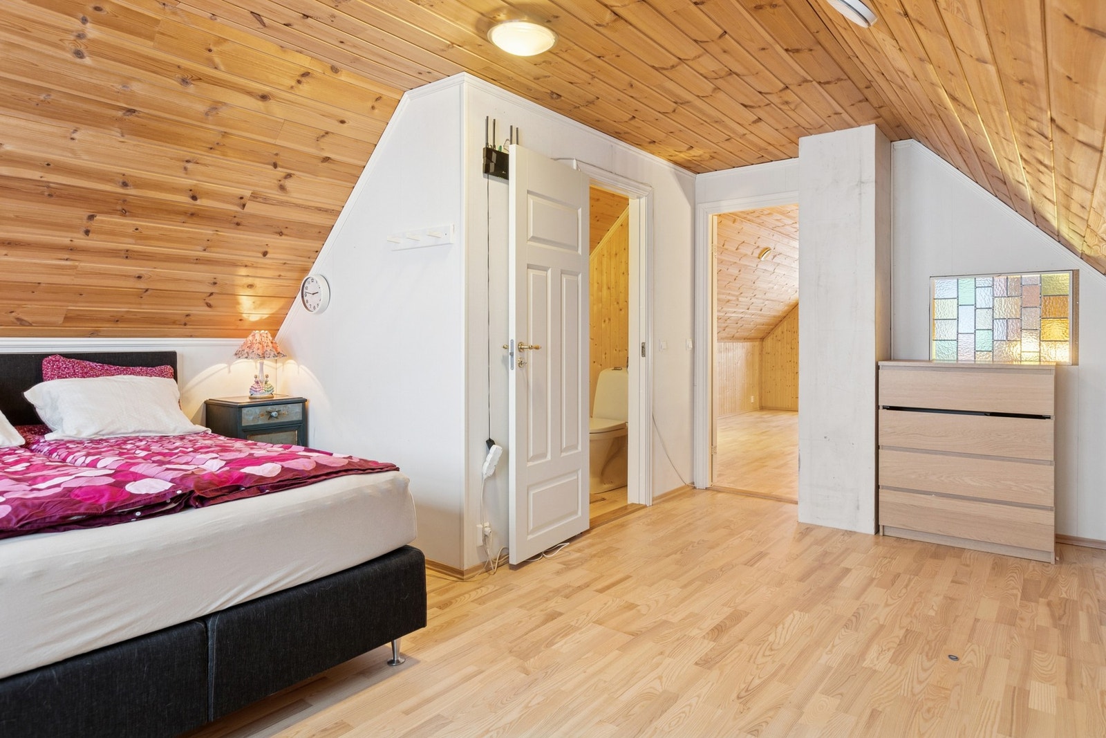 Tilknyttet det største av soverommene finner du et eget praktisk WC rom som avlaster baderommet i 1.etasje. Galleribilde