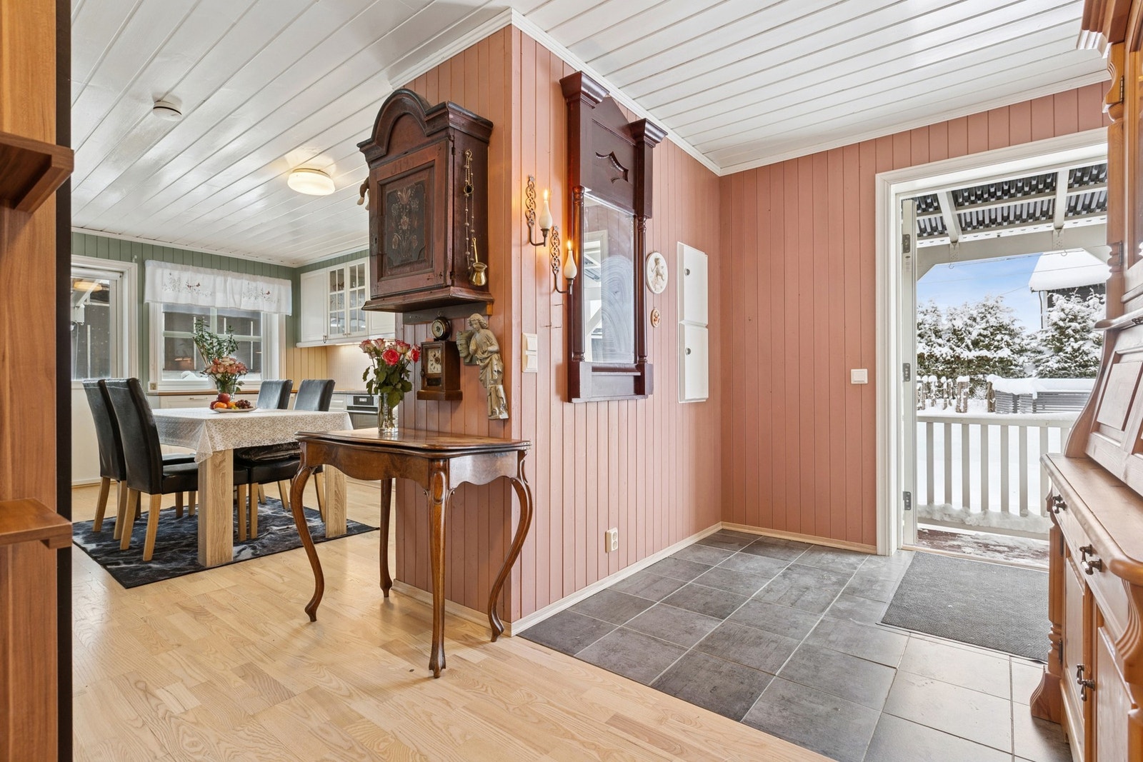 God plass til oppbevaring av yttertøy og sko. Galleribilde