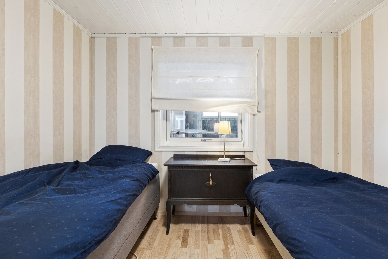 Boligen kan by på to generøse soverom fordelt over etasjene. Galleribilde