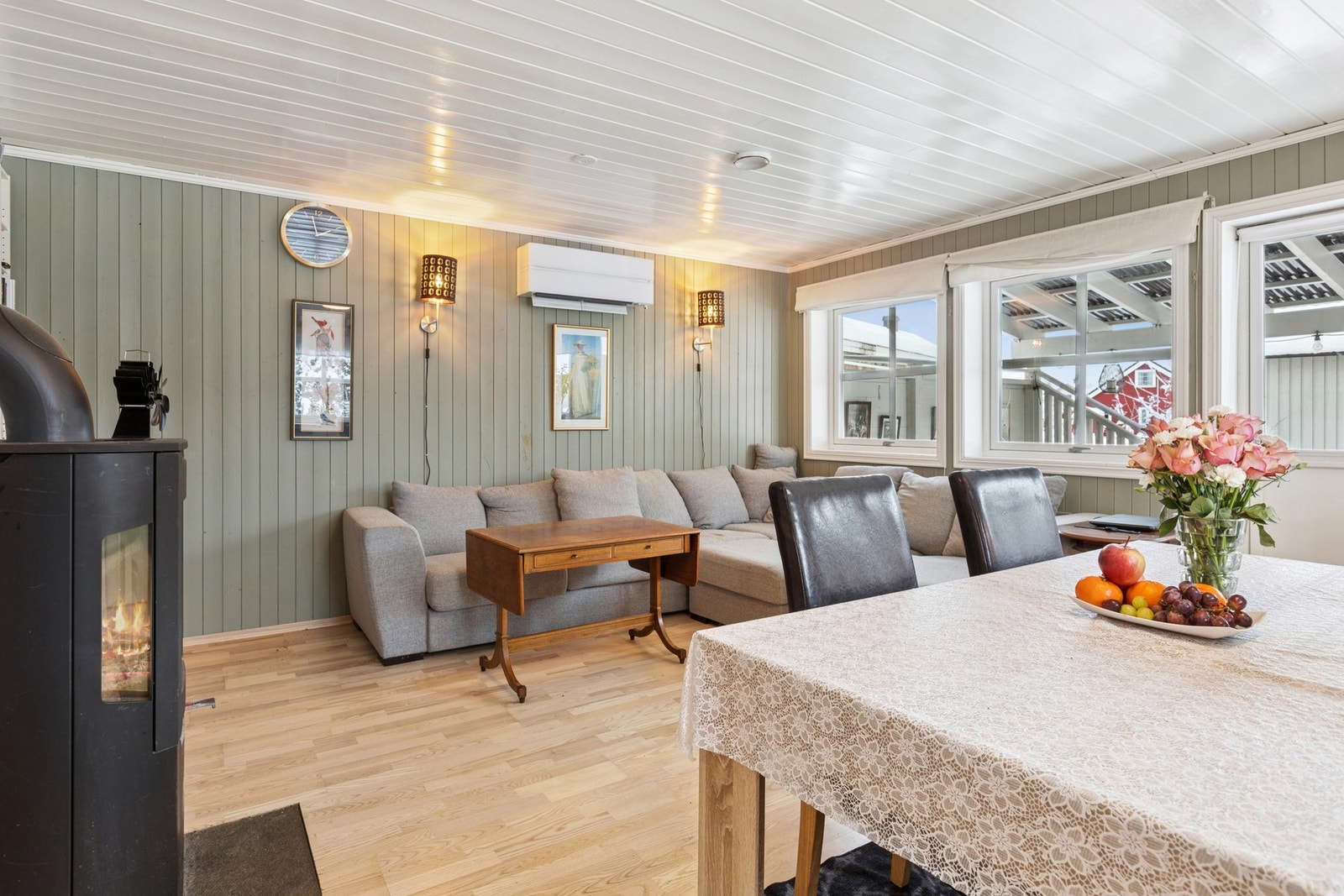 Stuen har god plass til både sofagruppe og spisebord, og fremstår som et naturlig samlingspunkt i boligen. Galleribilde