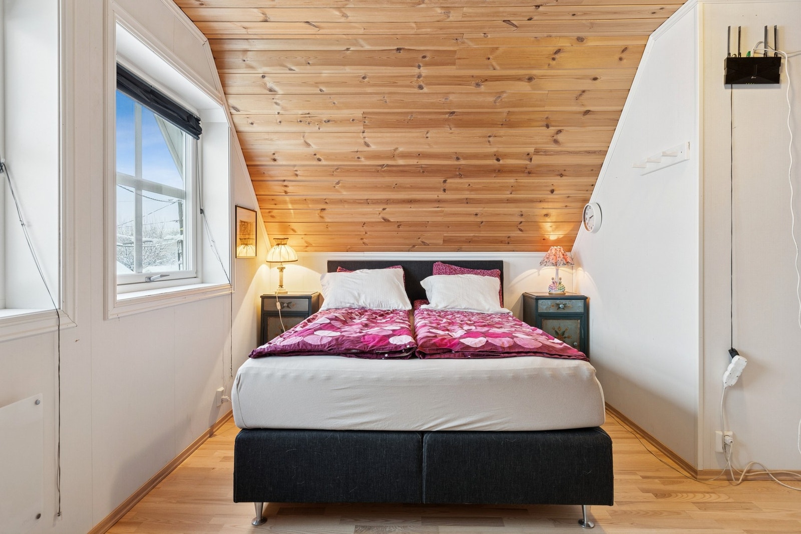 God plass til seng og garderobeløsninger. Galleribilde