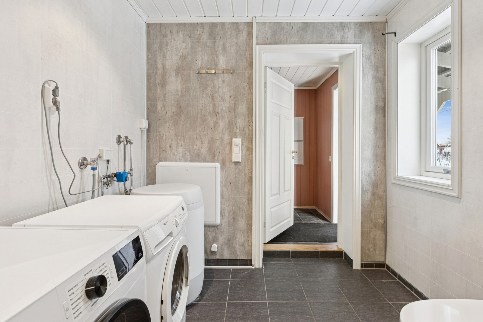 Baderommet byr på flislagt gulv med gulvvarme. Galleribilde