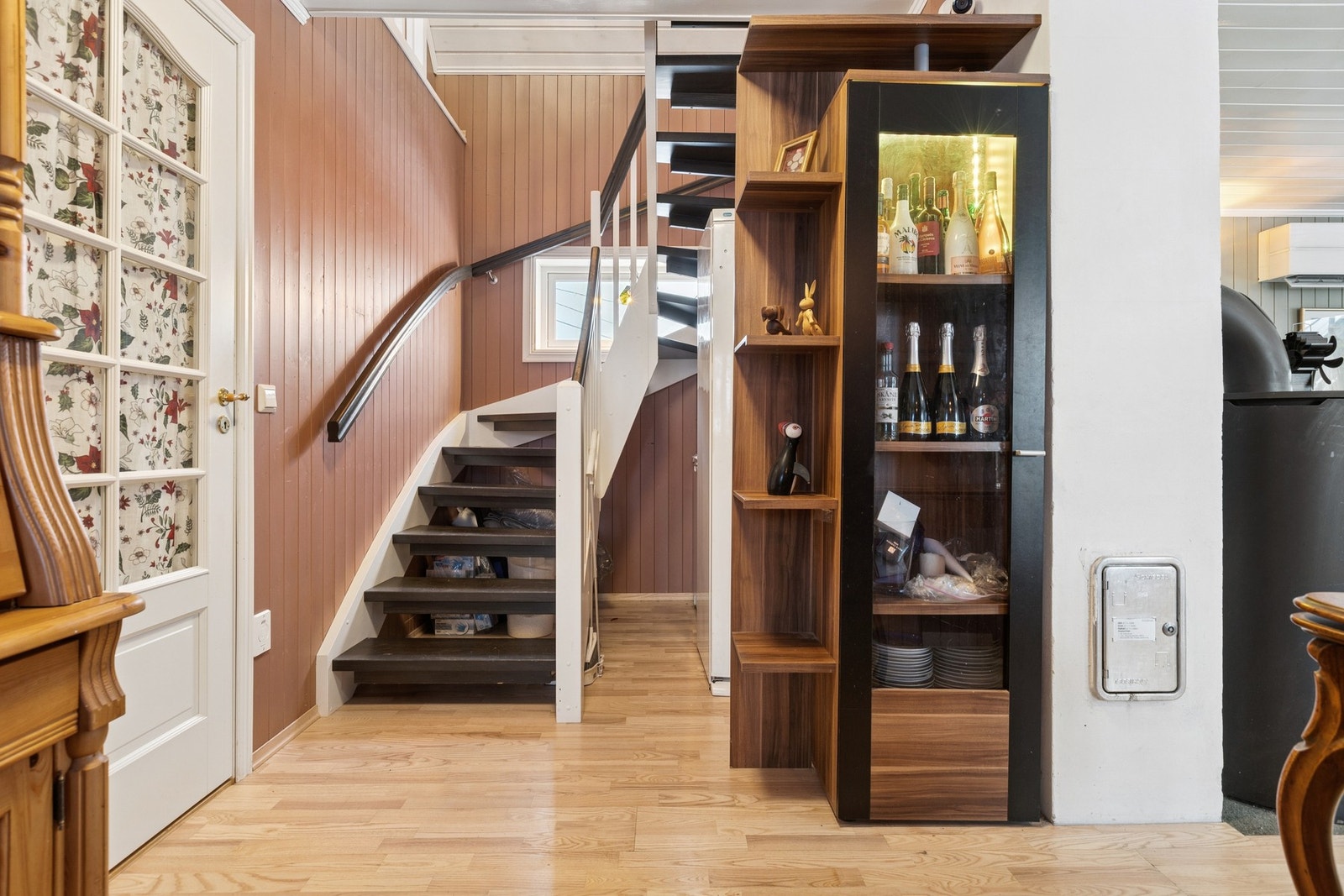 Videre adkomst til boligens oppholdsrom og trappeløp mellom etasjene. Galleribilde