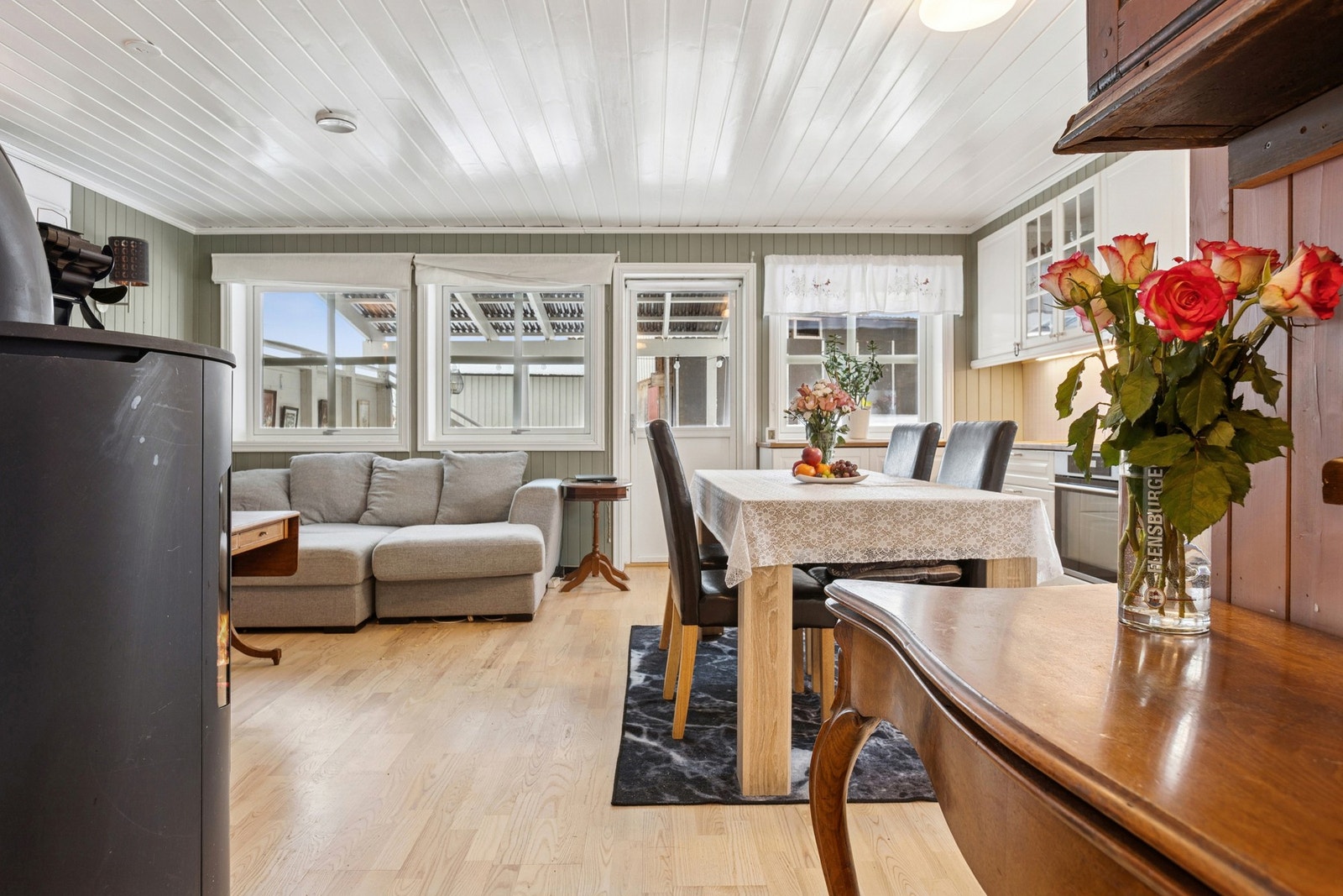 Åpen og sosial stue- og kjøkkenløsning med gode vindusflater som gir rikelig med naturlig lys Galleribilde