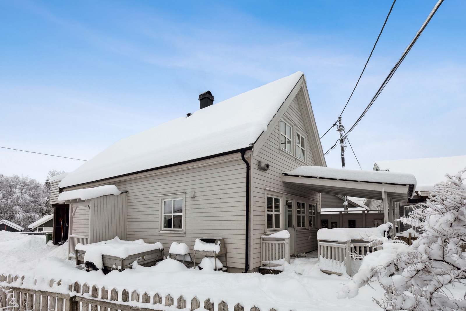 Nede i stuen har du direkte utgang til trivelig overbygget terrasse på 15 m2. Galleribilde