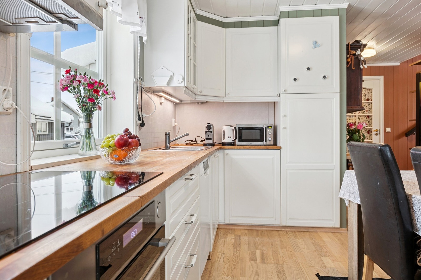 Arbeidsflater i tre og lyse fronter gir et tidløst uttrykk. Galleribilde