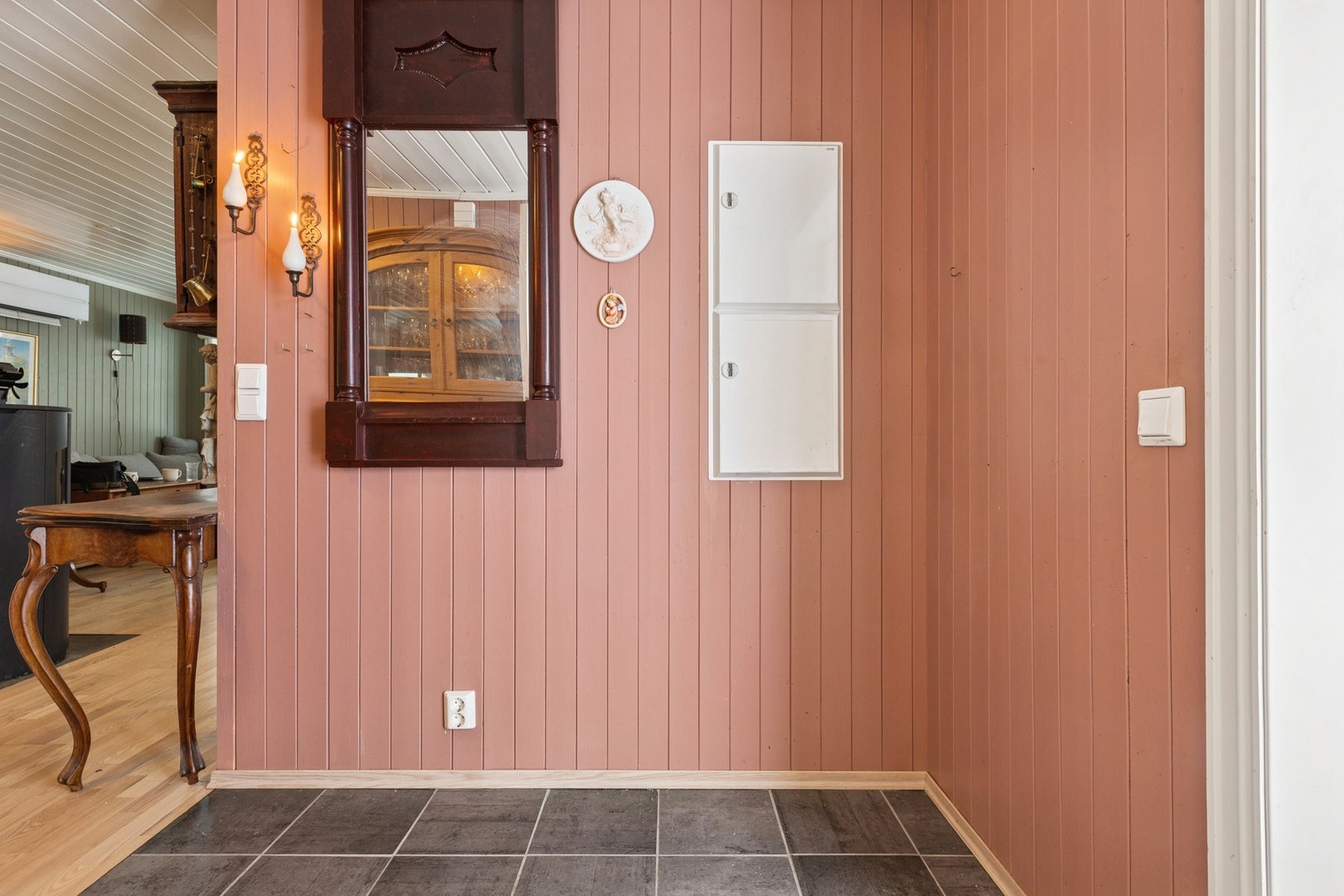 Innbydende entré med flislagt gulv som gir en praktisk og slitesterk løsning. Galleribilde