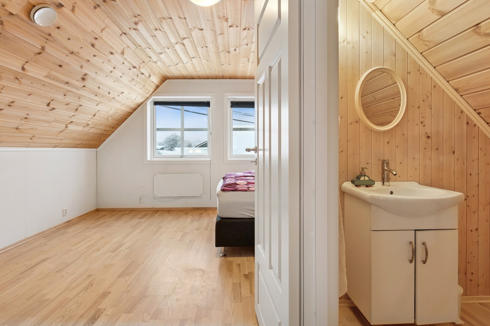 Tilknyttet det største av soverommene finner du et eget praktisk WC rom som avlaster baderommet i 1.etasje. Galleribilde