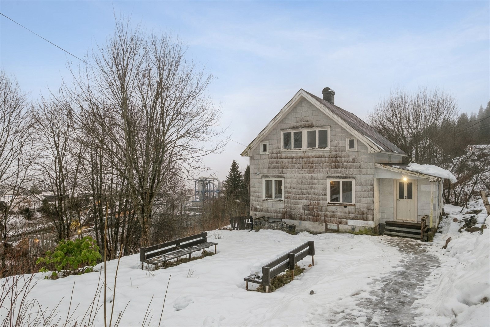 Velkommen til Vestvegen 2 - En flott beliggende enebolig med gode sol- og utsiktsforhold over Follafoss! Galleribilde