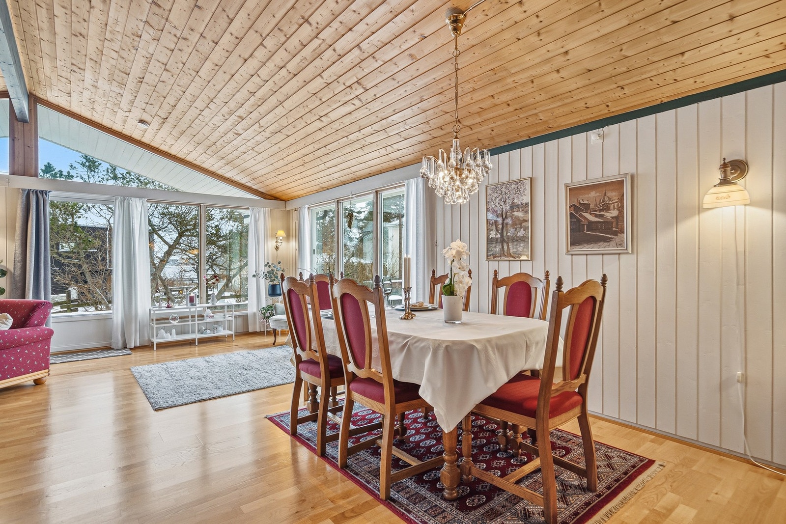 I spisestuen kan man dekke til langbord og hyggelige lag for familie og venner Galleribilde