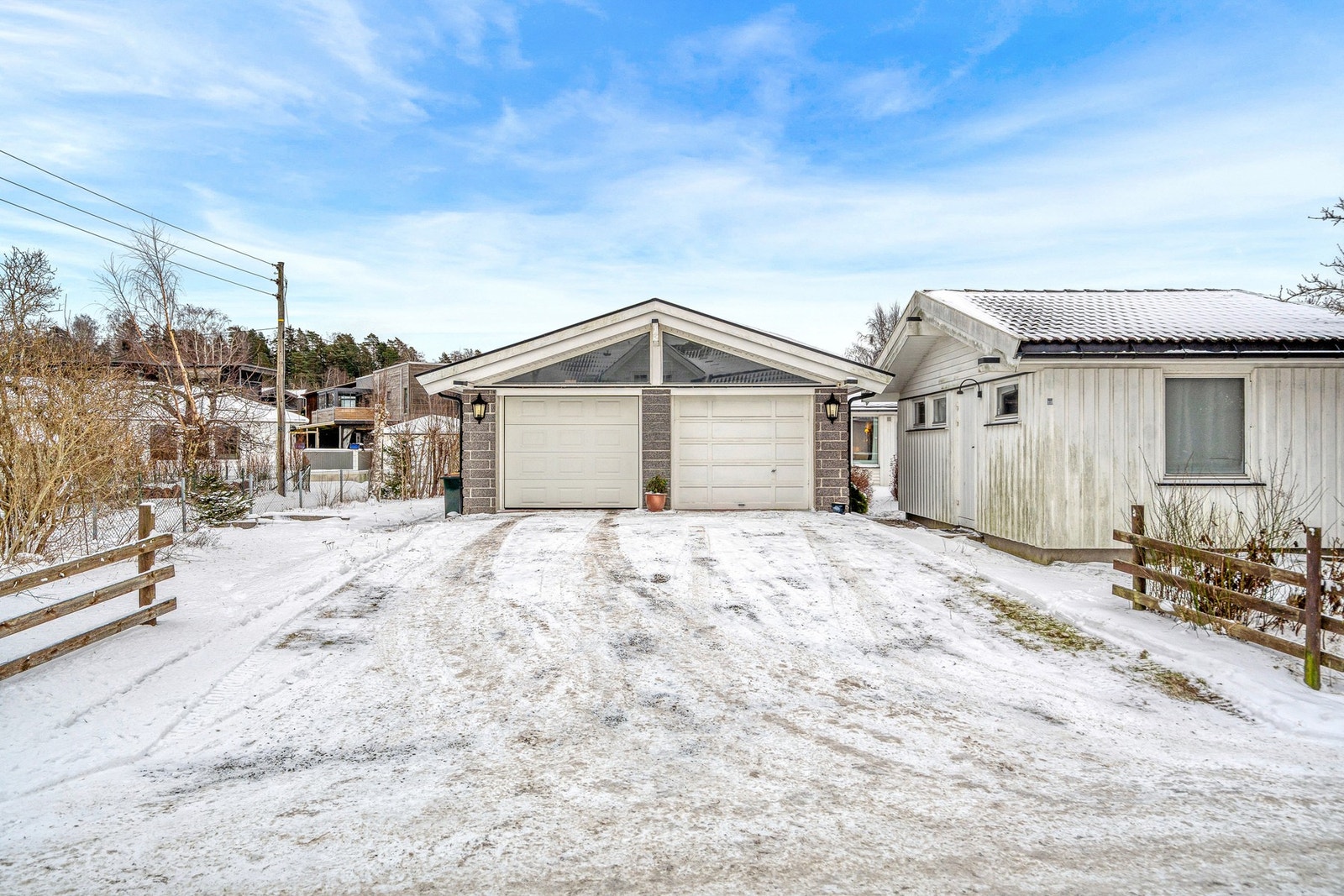 Stor og god innkjørsel med gode parkeringsmuligheter foran garasjen Galleribilde