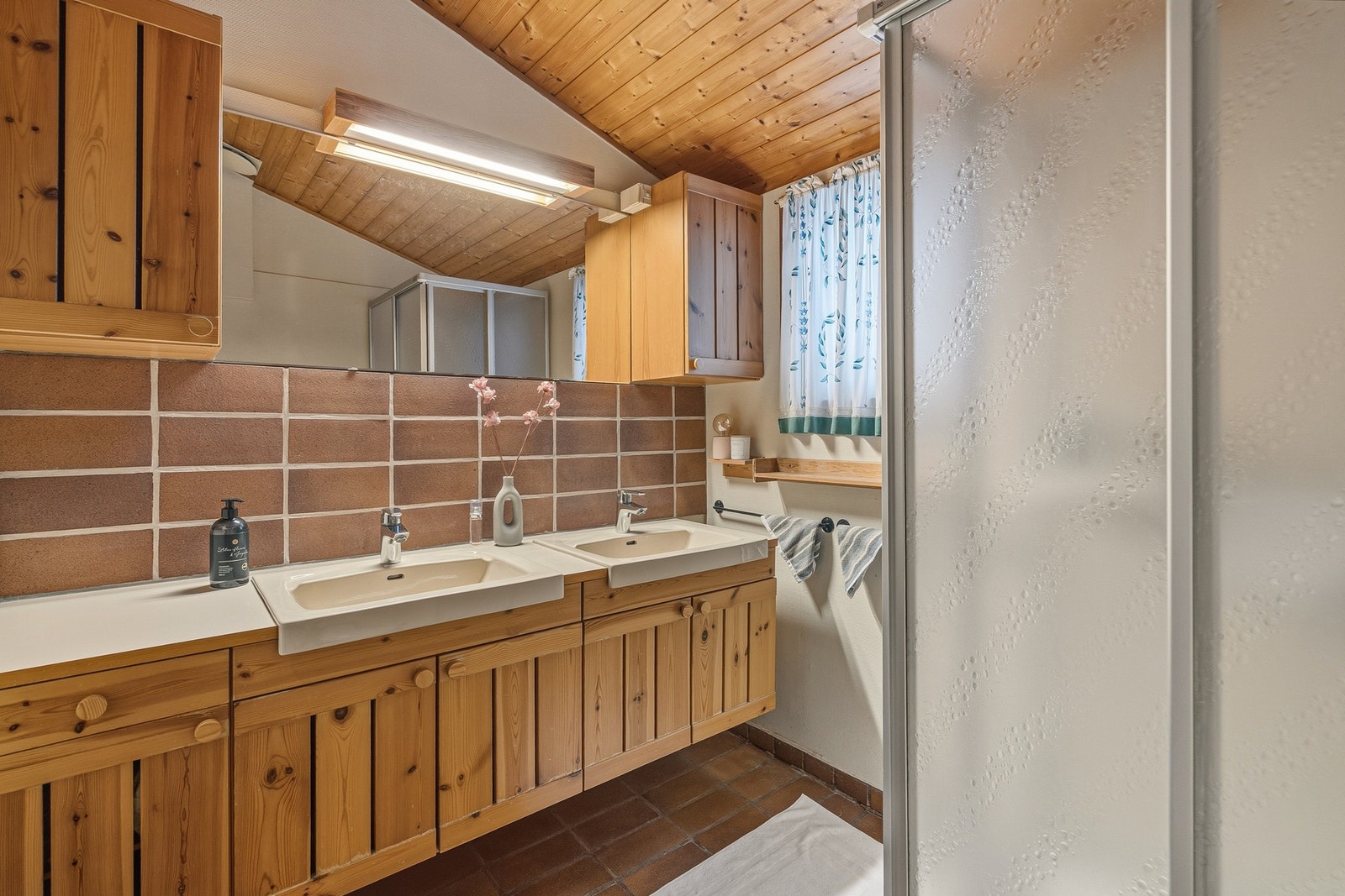 Dusjbad/wc med dobbel servantinnredning Galleribilde