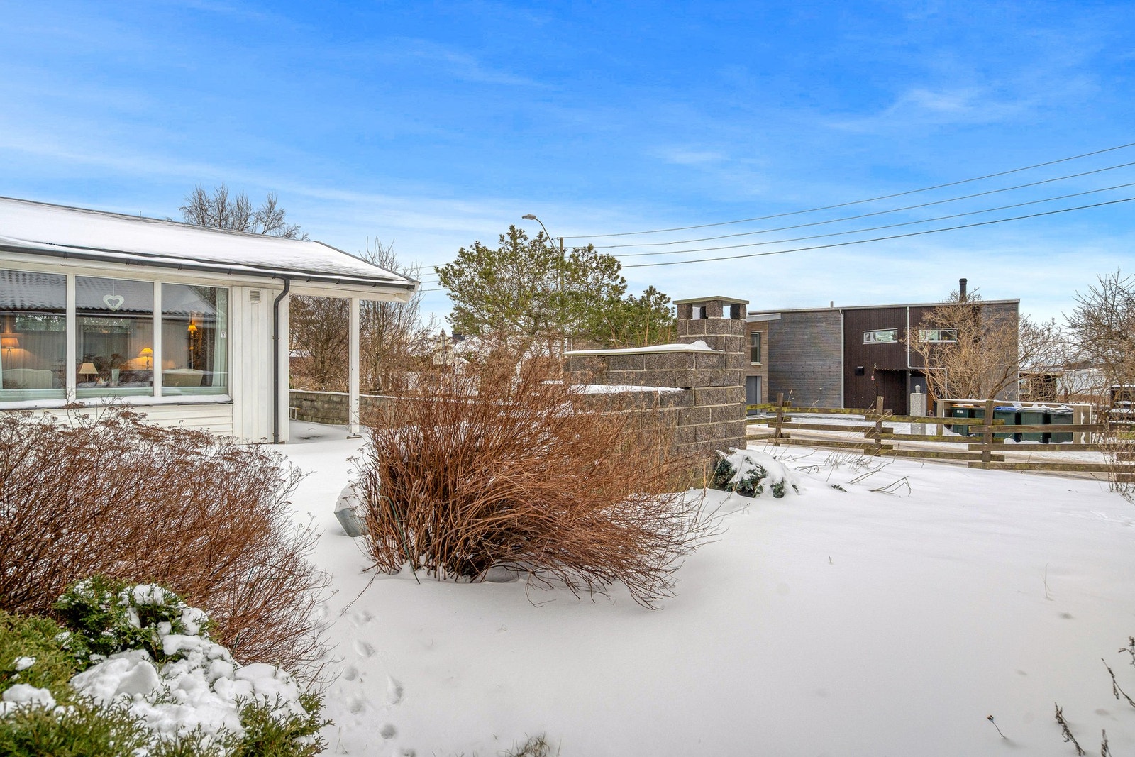 Hagen ligger vendt mot sjøen - her hører man bølgene fra sjøen Galleribilde