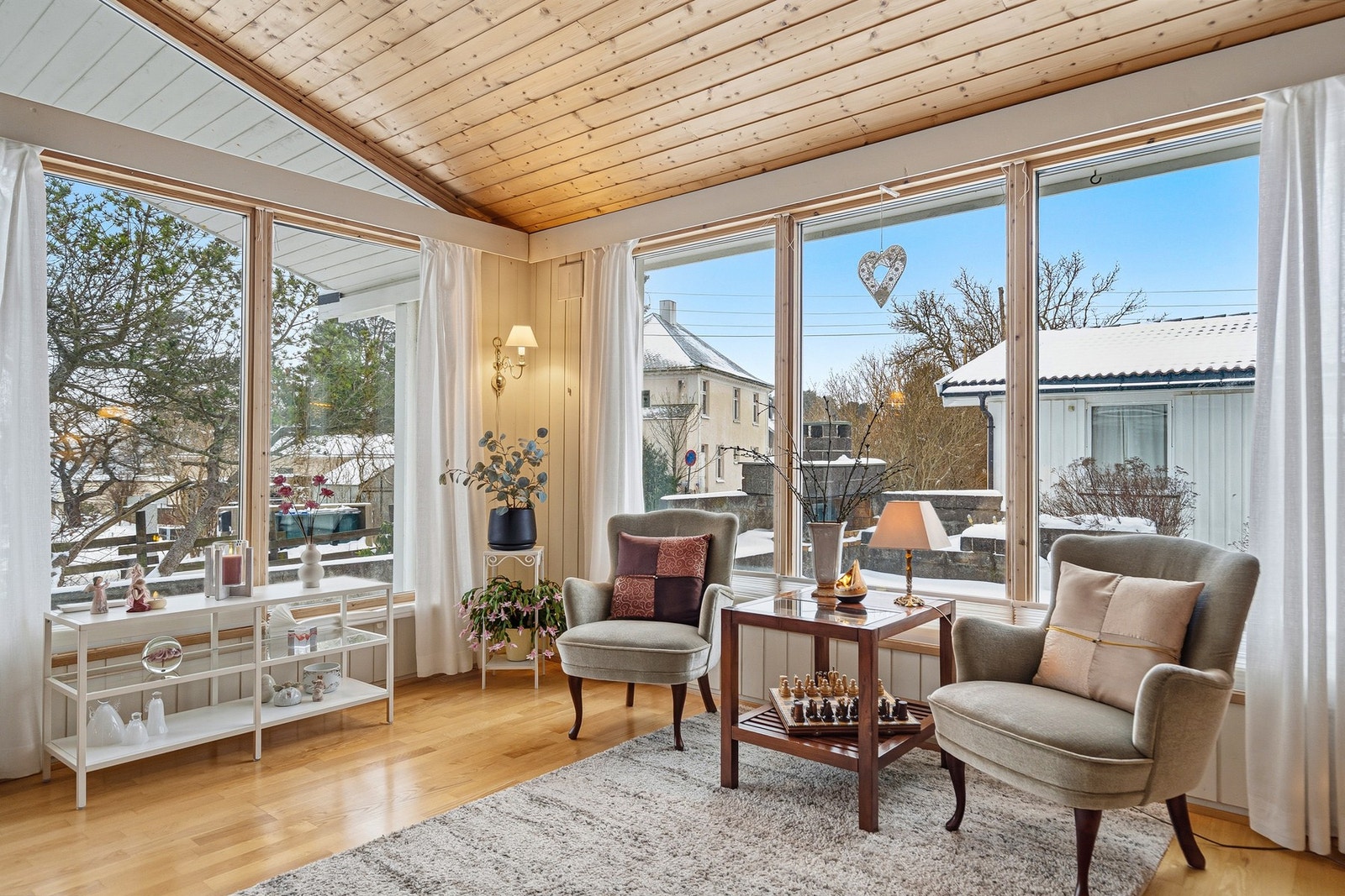 Store og fine vindussammensetninger i stuen Galleribilde