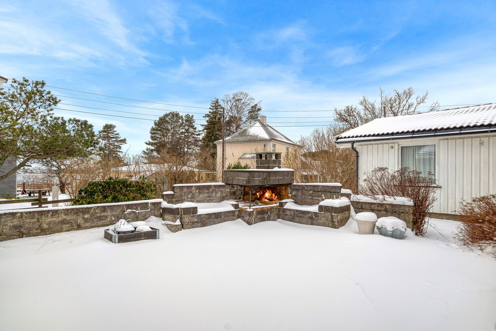 Det er etablert en peis på terrassen - denne innbyr til kos og hygge Galleribilde