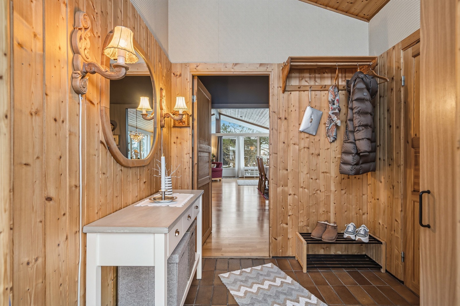 Innbydende hall med ekstra god takhøyde Galleribilde