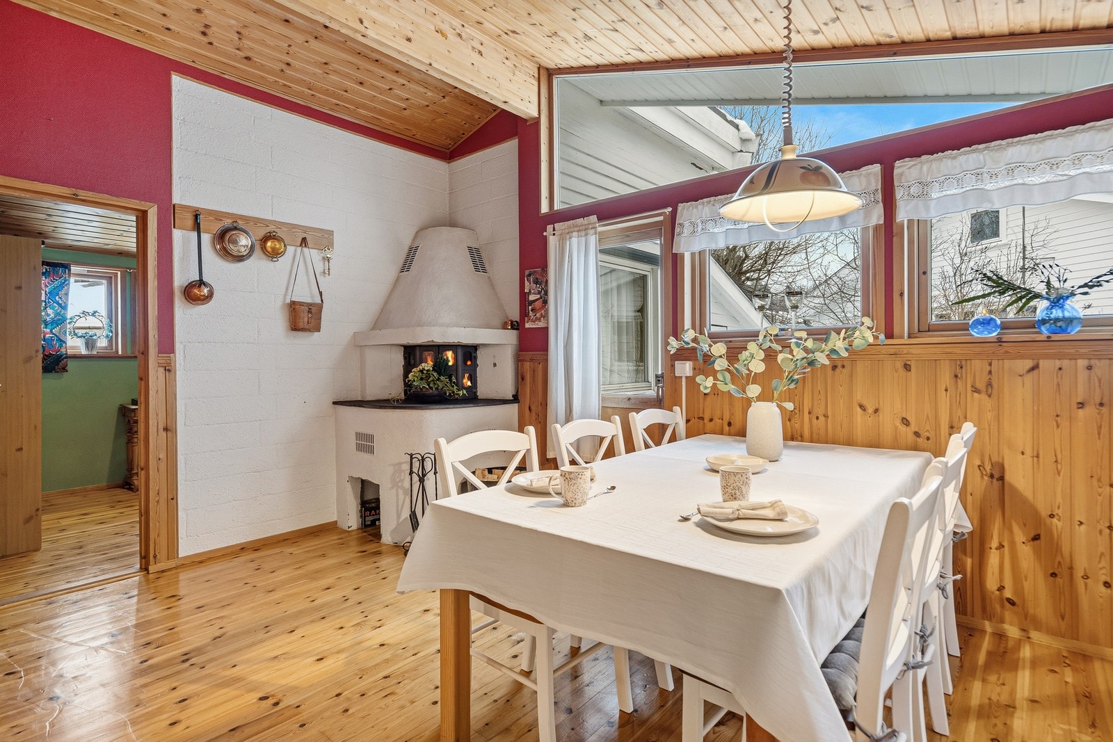 Stor og hyggelig spiseplass på kjøkkenet Galleribilde