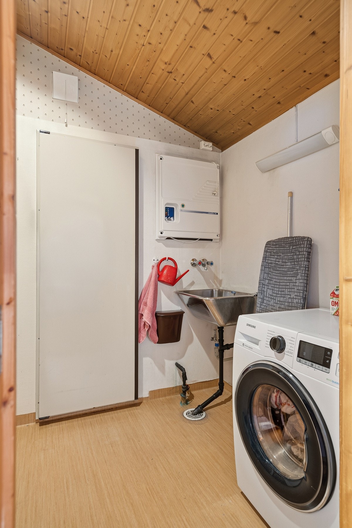 Praktisk vaskerom som er strategisk plasser innenfor kjøkkenet Galleribilde