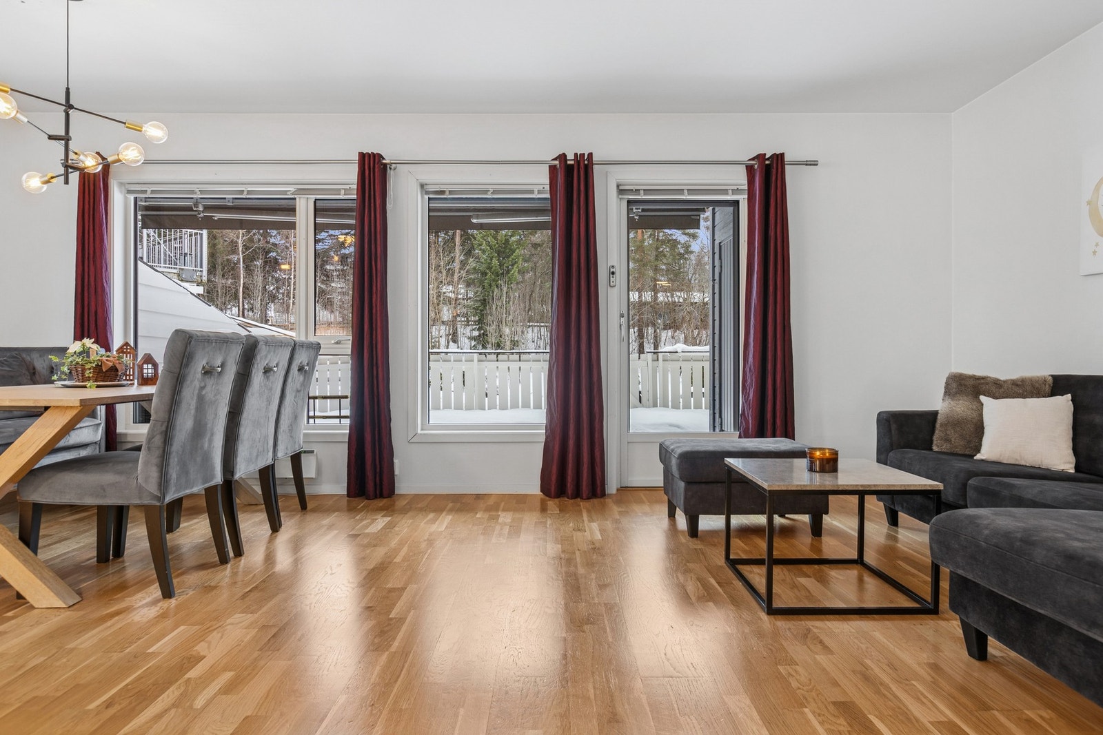 Rommet byr på gode møbleringsmuligheter med naturlige soner for både sofagruppe og spiseplass. Galleribilde