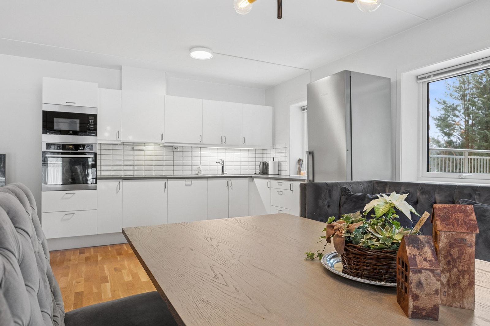 God plass til spisemøblement mellom kjøkken og stue. Galleribilde