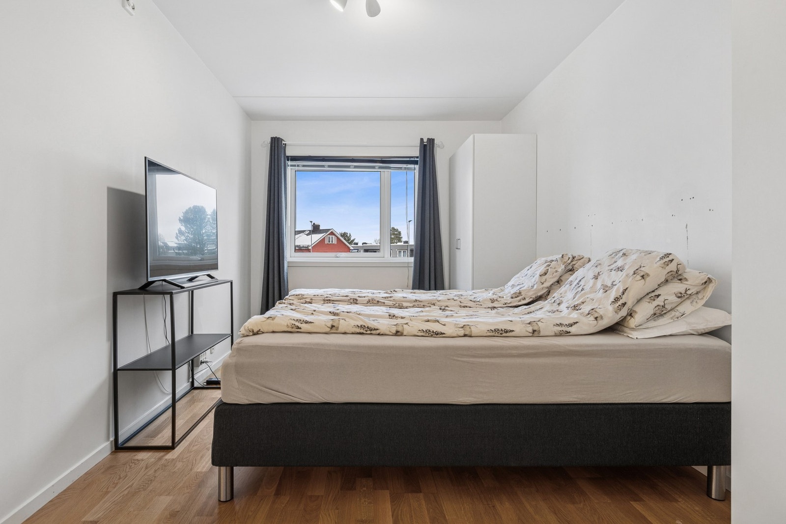 Hovedsoverommet har plass til dobbeltseng og garderobeløsning. Galleribilde