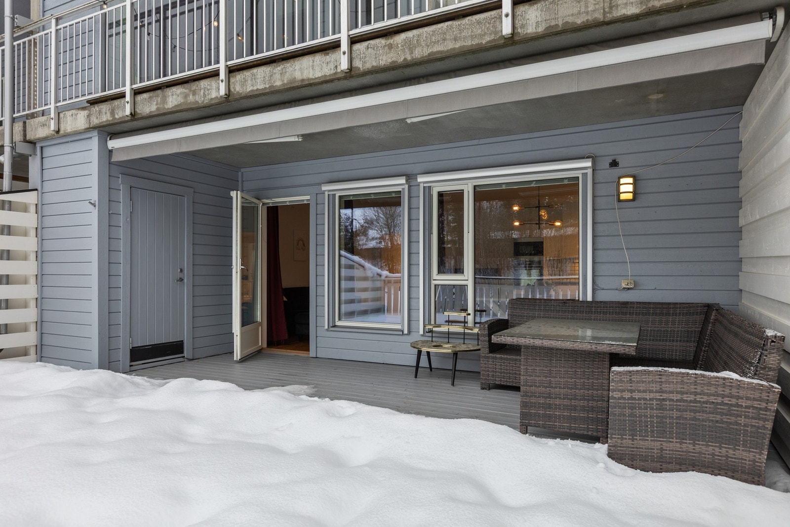 Hyggelig overbygget uteplass med plass til utemøblementet. Galleribilde