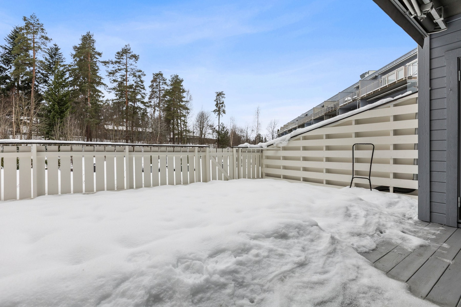 Uteplassen har også tilknyttet en praktisk ute bod med plass til uteputer og grillen. Galleribilde