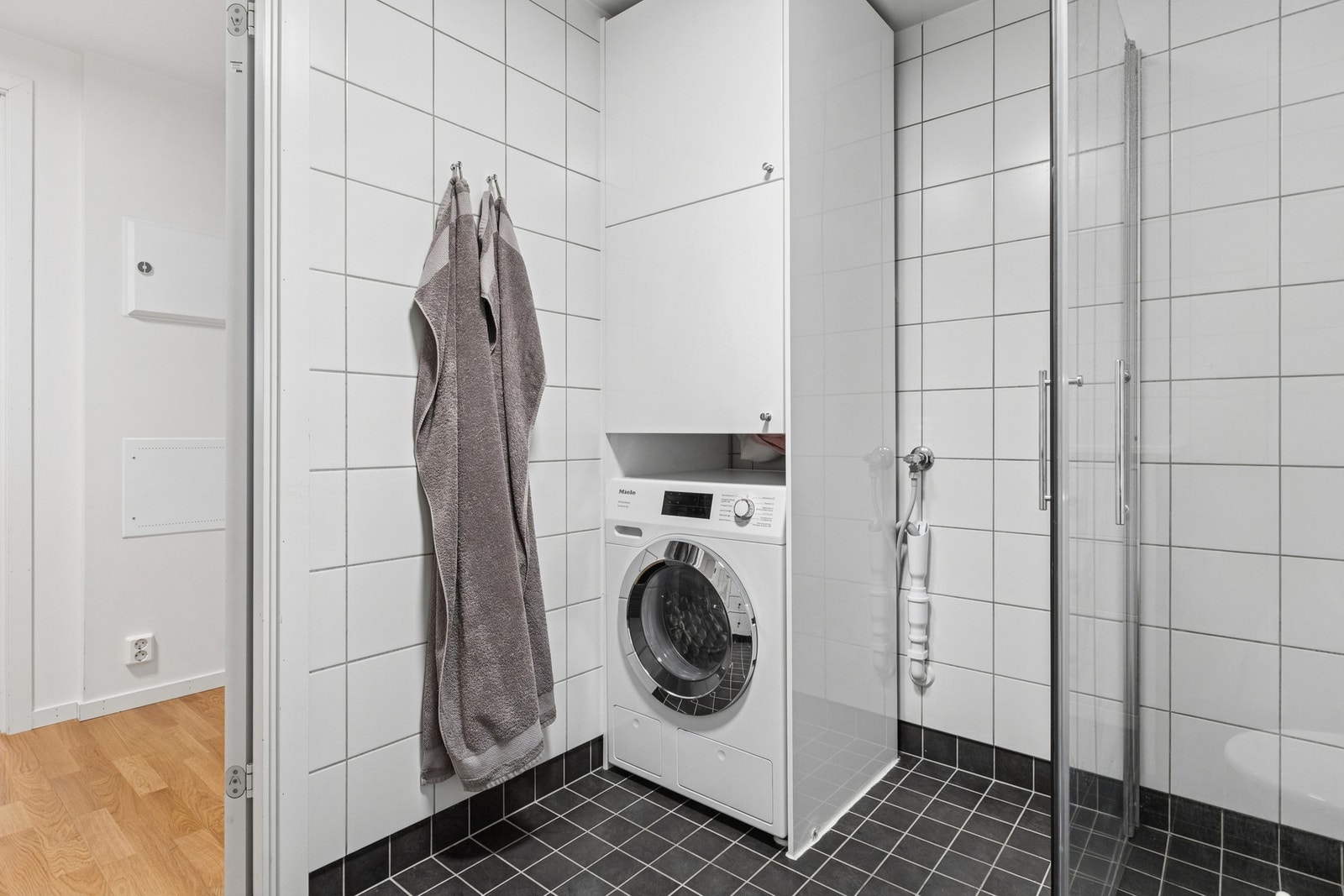 Vaskeromsinnredning og opplegg for vaskemaskin. Galleribilde