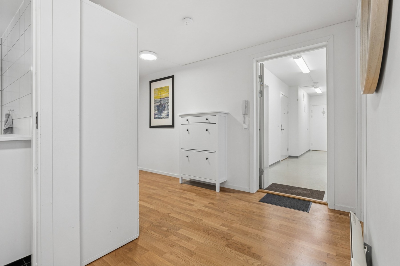 Lyse overflater bidrar til et åpent og ryddig førsteinntrykk. Galleribilde