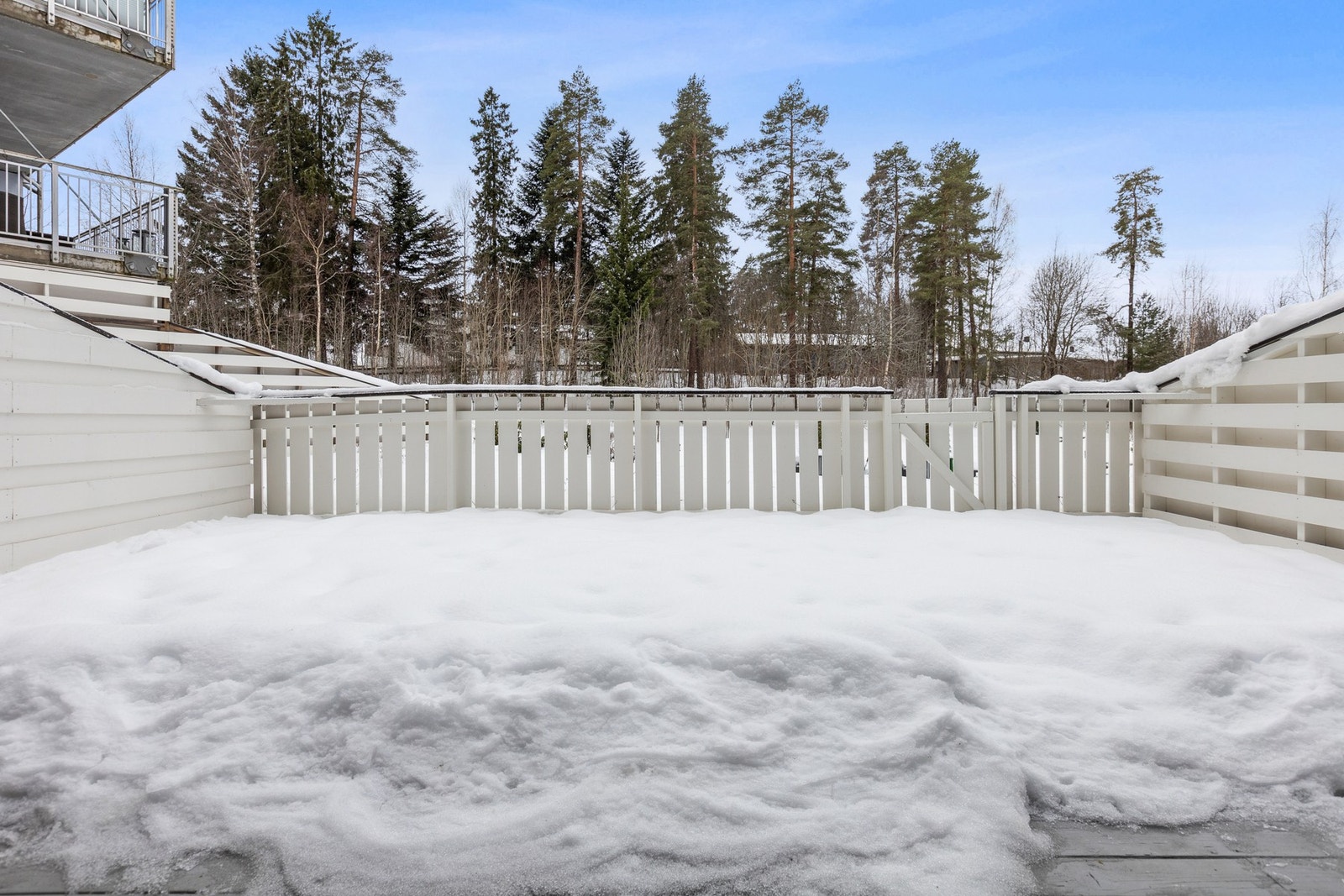En fin sydvestvendt forlengelse av oppholdsrommet som gir mulighet til å nyte fine sommerdager utendørs. Galleribilde