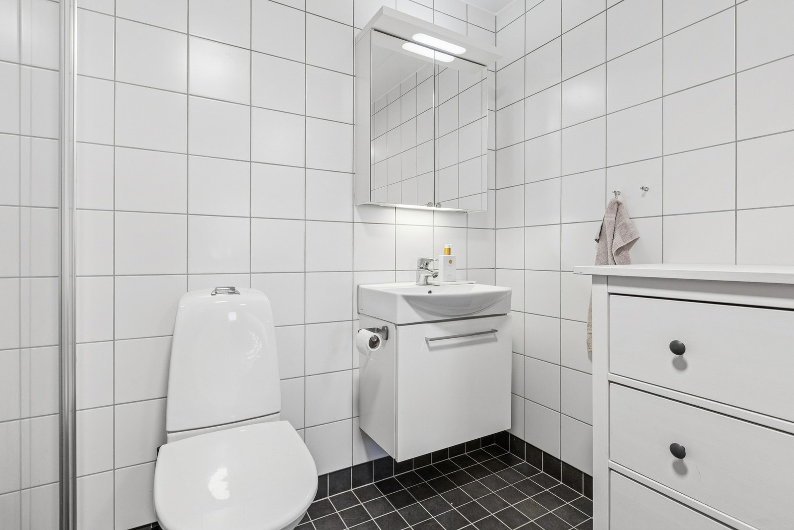 Pent og tidløst, flislagt bad med varme i gulv. Galleribilde