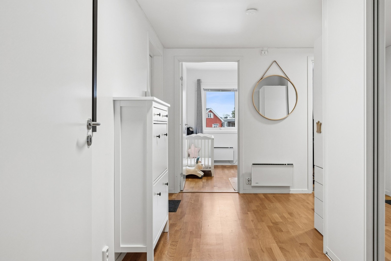 Innbydende og romslig entré med god plass til garderobeløsning. Her får man en praktisk adkomst til leilighetens øvrige rom. Galleribilde