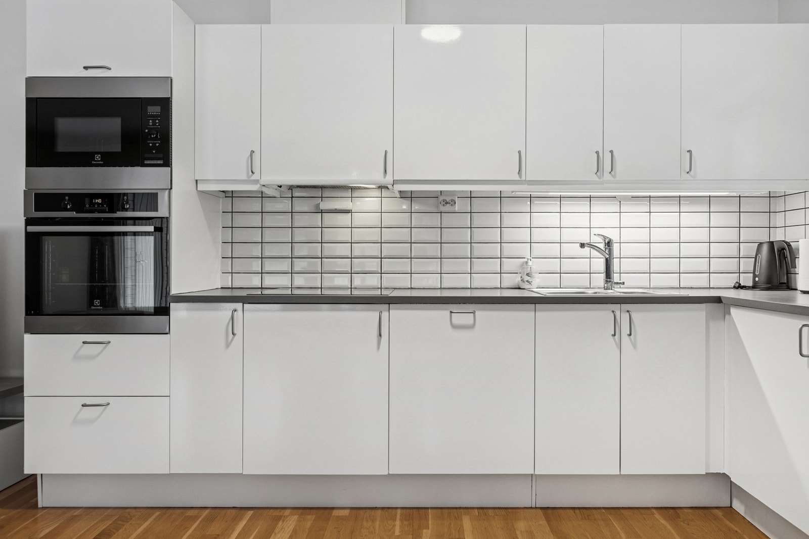 God skap- og benkeplass gir gode arbeidsforhold. Galleribilde