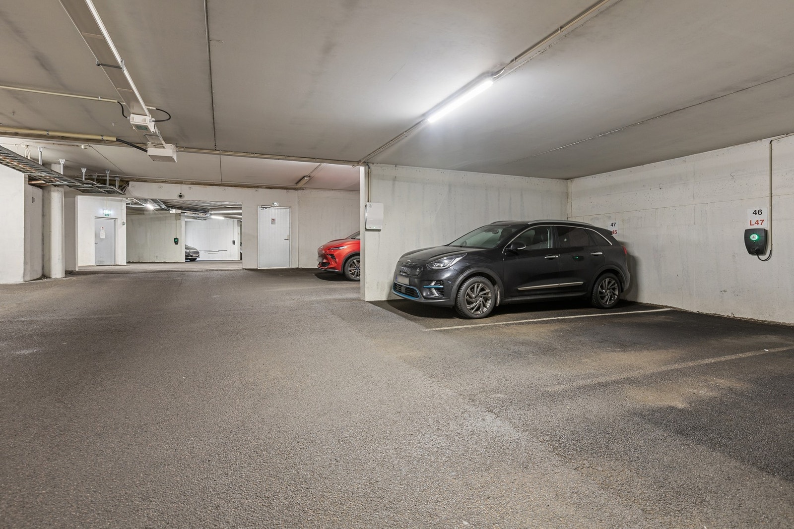 Leiligheten disponerer en biloppstillingsplass i felles parkeringskjeller (med elbil-lader). Galleribilde
