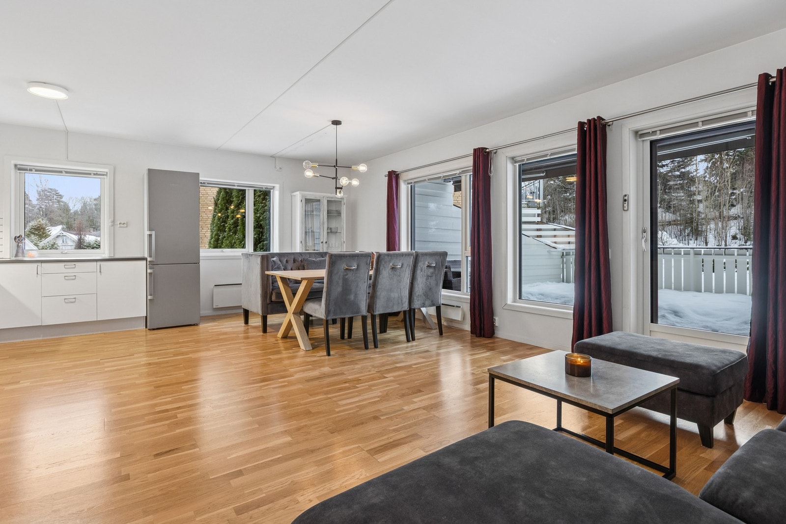 Lys og romslig åpen stue/-kjøkken løsning med store vindusflater som slipper inn rikelig med dagslys. Galleribilde