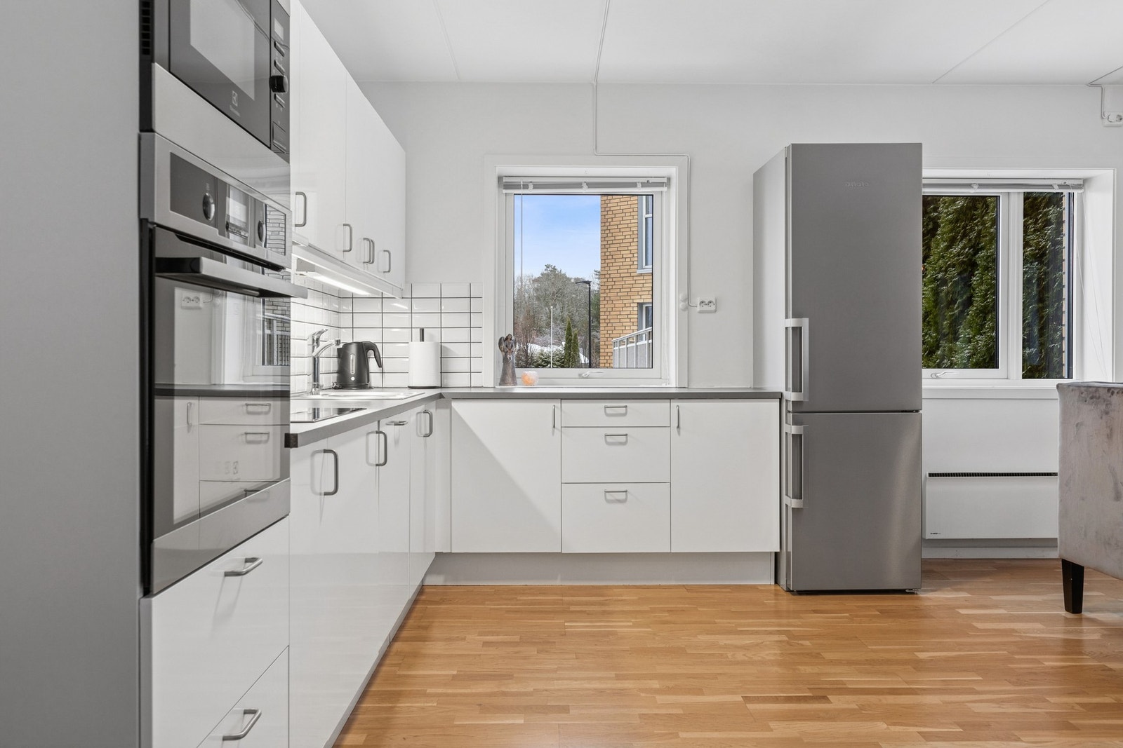 Kjøkkenet er utstyrt med delvis integrerte hvitevarer som gir et helhetlig og stilrent uttrykk. Galleribilde