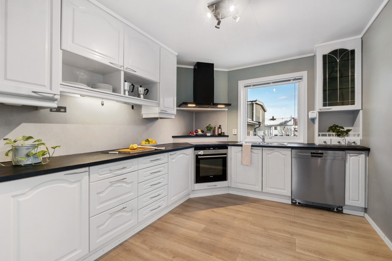 Integrerte hvitevarer som stekeovn, platetopp og kjøleskap med fryser. Galleribilde