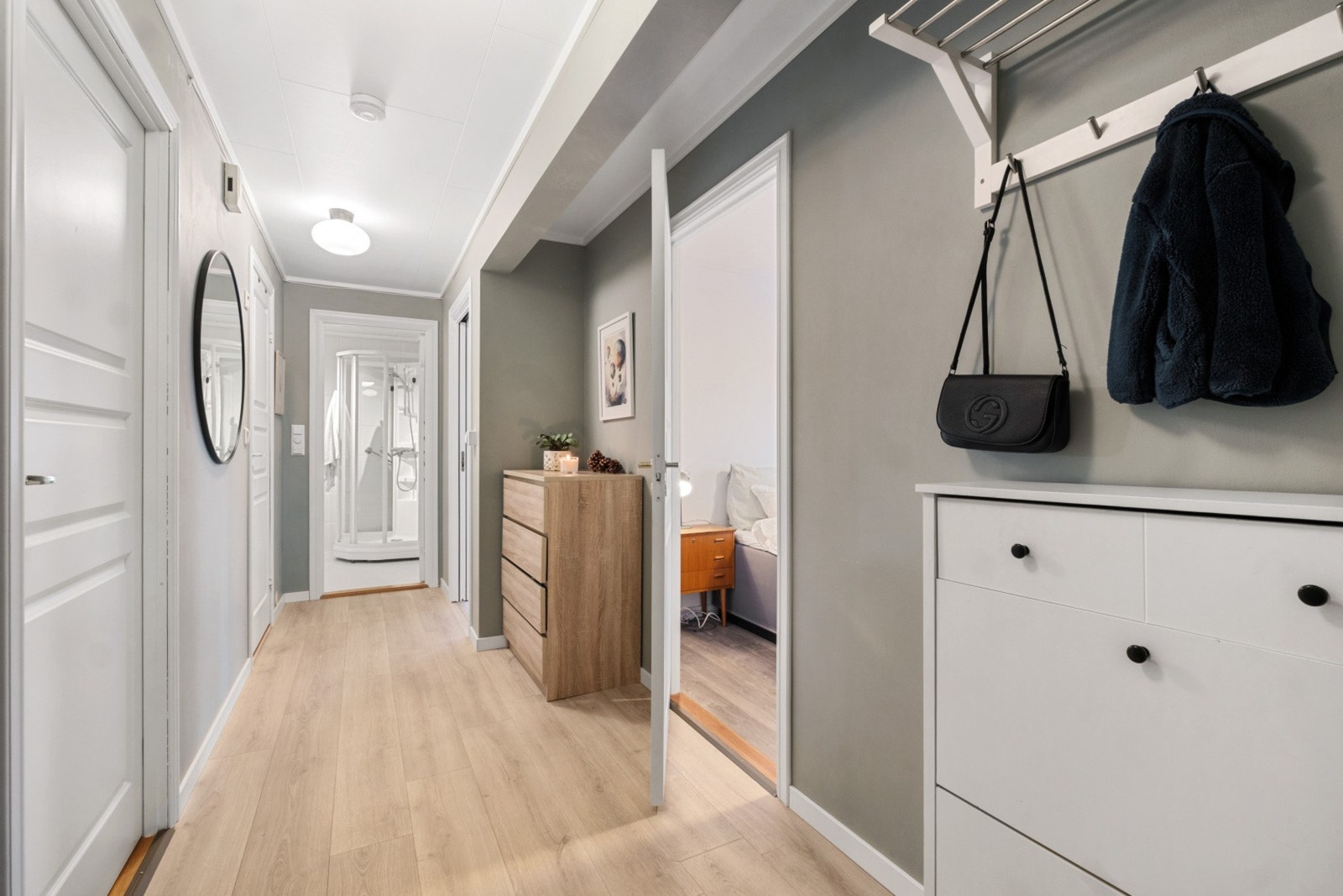 Velkommen inn - Først kommer man inn i en entré/gang med god plass til å henge fra seg yttertøy. Galleribilde