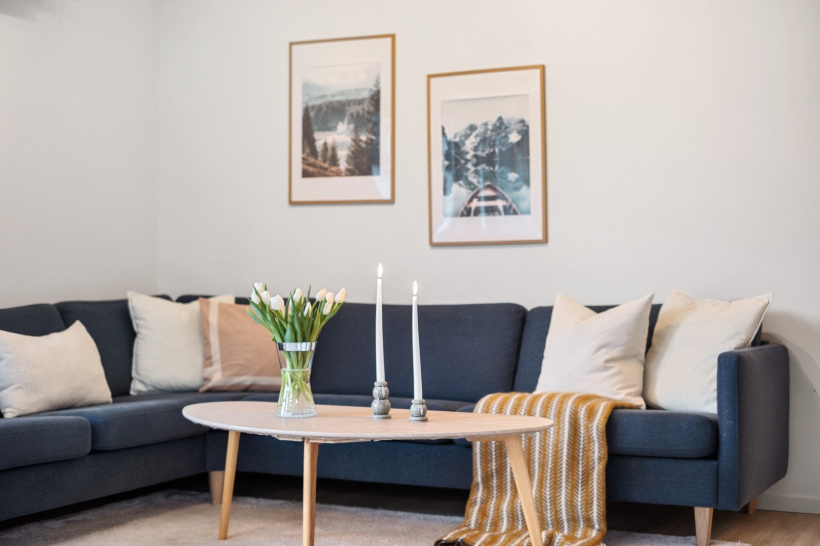 Stuen oppleves romslig med god plass til flere sittegrupper, evt. spisegruppe i tilknytning til kjøkken og sofagruppe. Galleribilde