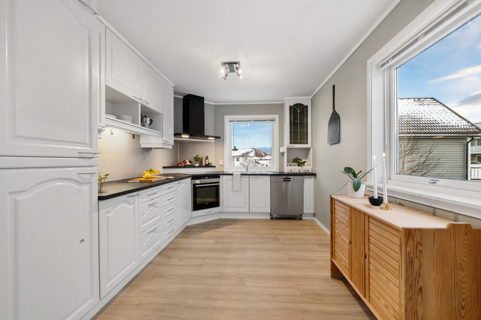 Innredningen er fra byggeår med enkelte oppgraderinger utført i senere tid med bla. ny benkeplate, ventilator, nytt tak og nye veggplater. Innredningen, vegger og tak er nylig malt. Galleribilde