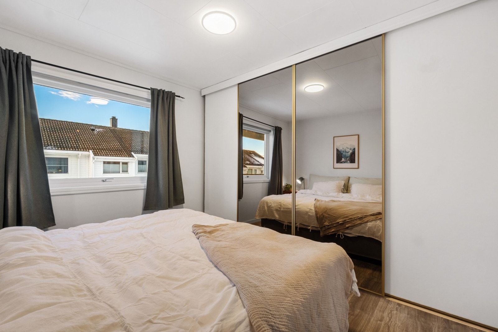 Praktisk skyvedørsgarderobe med god plass til klesoppheng. Galleribilde