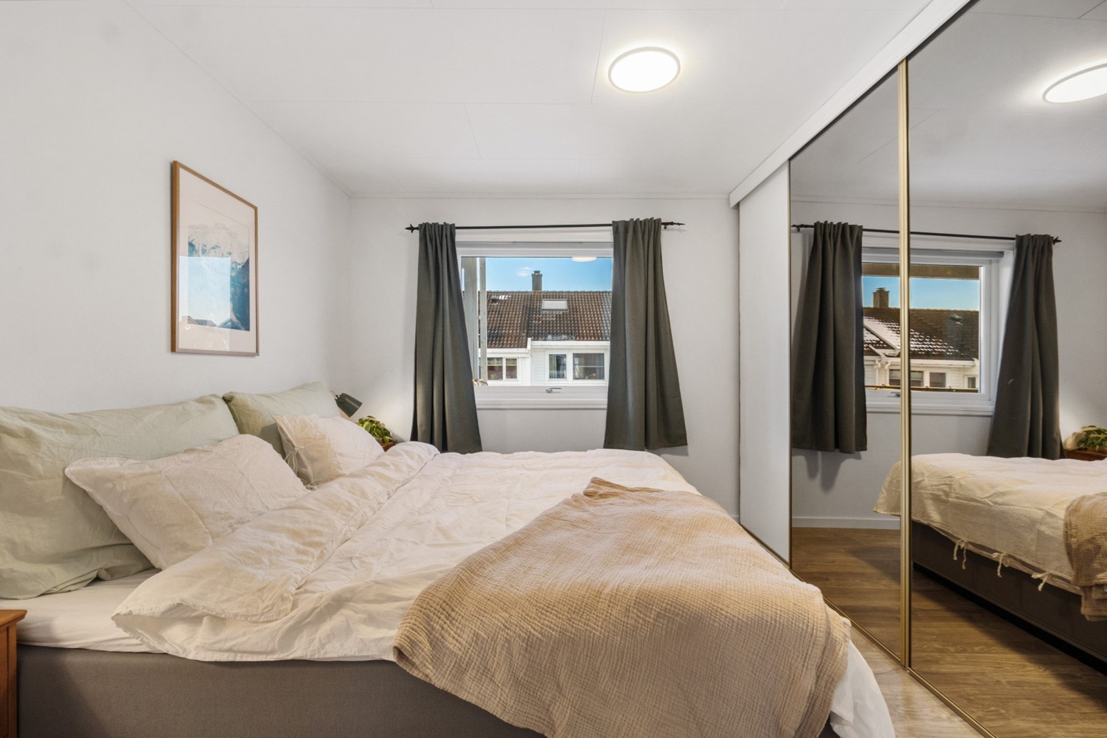 Romslig soverom med god plass til dobbeltseng og tilhørende møblement. Galleribilde