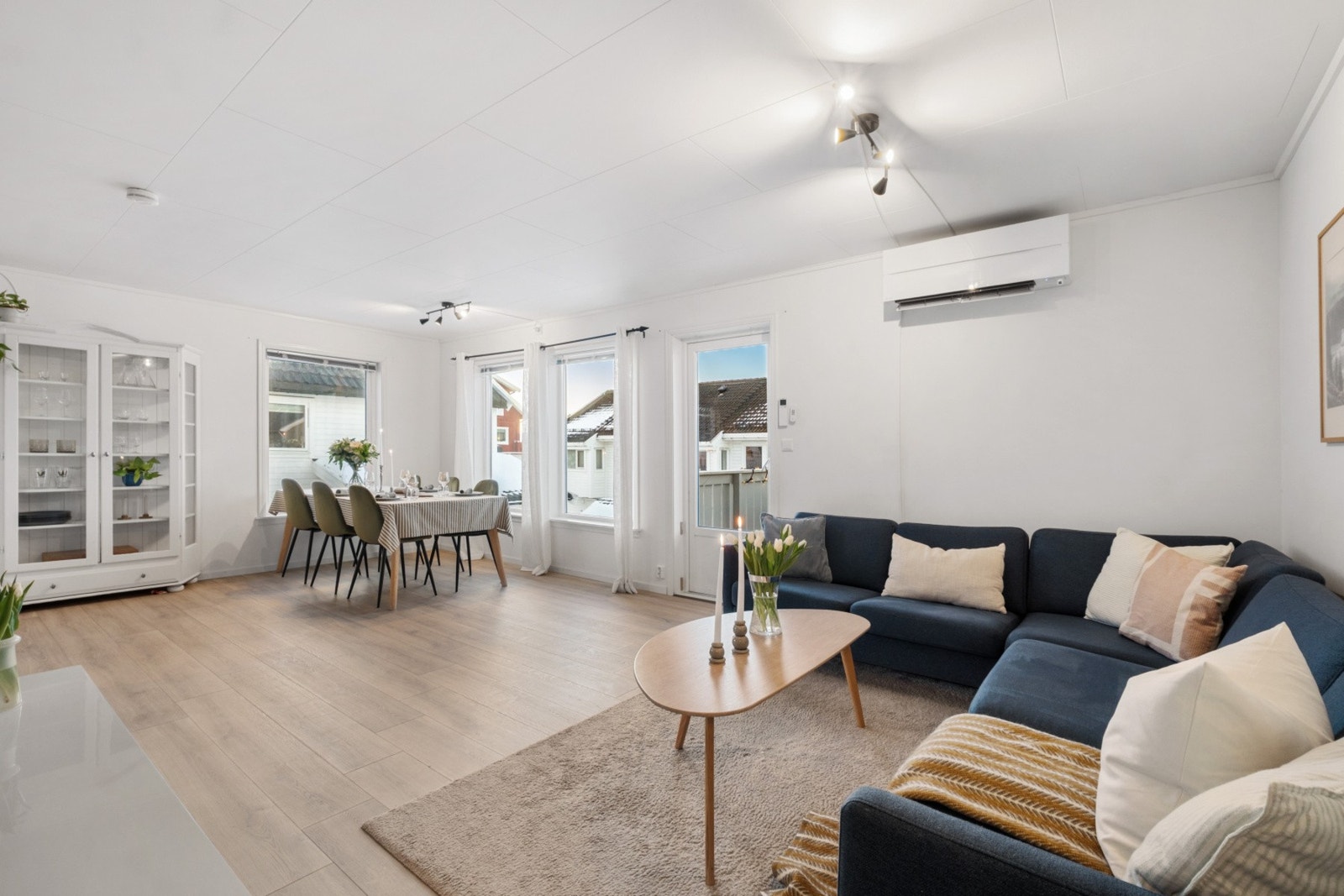 Videre inn kommer du til en lys og åpen stue malt i moderne farger. Galleribilde