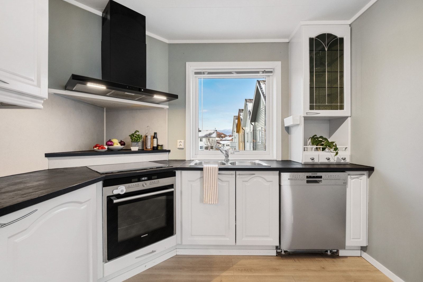 Det er to vinduer på kjøkkenet som gir godt med naturlig lys. Galleribilde